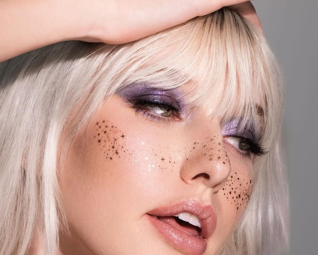 Lycha nature natural distributeur Femme avec maquillage violet et taches de beauté sur le visage, cheveux blonds.
