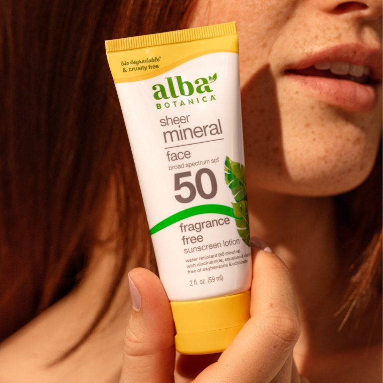 Crème solaire minérale visage SPF 50 d'Alba Botanica, sans parfum, en tube. Crème solaire minérale visage SPF 50 d'Alba Botanica, sans parfum, en tube.