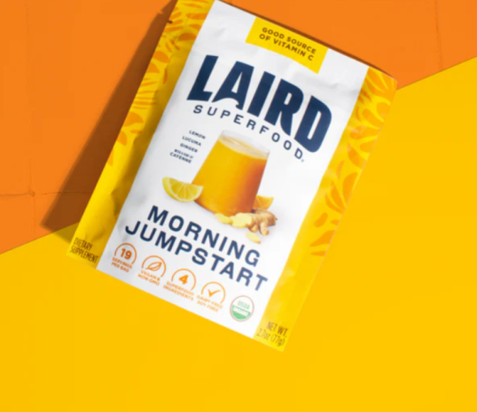 Packaging de poudre énergétique "Morning Jumpstart" avec des illustrations de fruits.